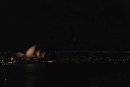 Nhà hát Sydney của Australia tắt đèn hưởng ứng Giờ Trái đất.